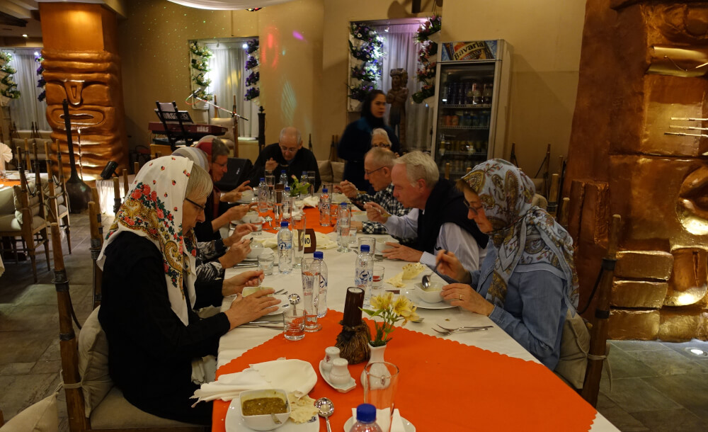 Ein Blick in das internationale Restaurant des Pars Hotels: Man beachte die Osterinselartigen Säulen im Hintergrund und die berühmte Mehlsauce, auf die unser iranischer Führer auch im exotischen Restaurant nicht verzichten wollte. Foto: KW. Ein Blick in das internationale Restaurant des Pars Hotels: Man beachte die Osterinselartigen Säulen im Hintergrund und die berühmte Mehlsauce, auf die unser iranischer Führer auch im exotischen Restaurant nicht verzichten wollte. Foto: KW.