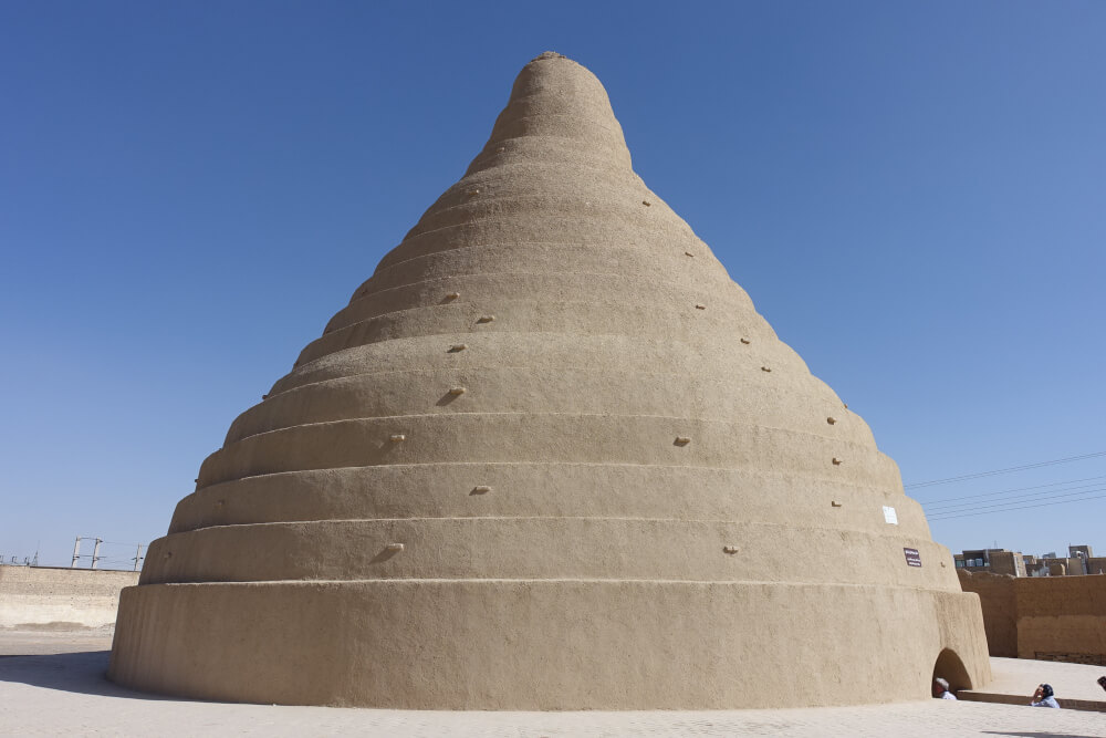 Ein prachtvolles Eishaus in Abarkuh mit seiner charakteristischen, nicht Facebook-tauglichen Form. Foto: KW. Ein prachtvolles Eishaus in Abarkuh mit seiner charakteristischen, nicht Facebook-tauglichen Form. Foto: KW.