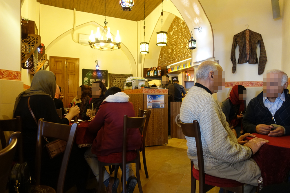 Das Unglaubliche wird wahr: Dieses Café serviert guten Kaffee nach europäischem Vorbild. Es ist leicht zu finden, wenn man keinen kilometerlangen Umweg macht. Es liegt direkt am Eingang des großen Basars. Foto: KW. Das Unglaubliche wird wahr: Dieses Café serviert guten Kaffee nach europäischem Vorbild. Es ist leicht zu finden, wenn man keinen kilometerlangen Umweg macht. Es liegt direkt am Eingang des großen Basars. Foto: KW.