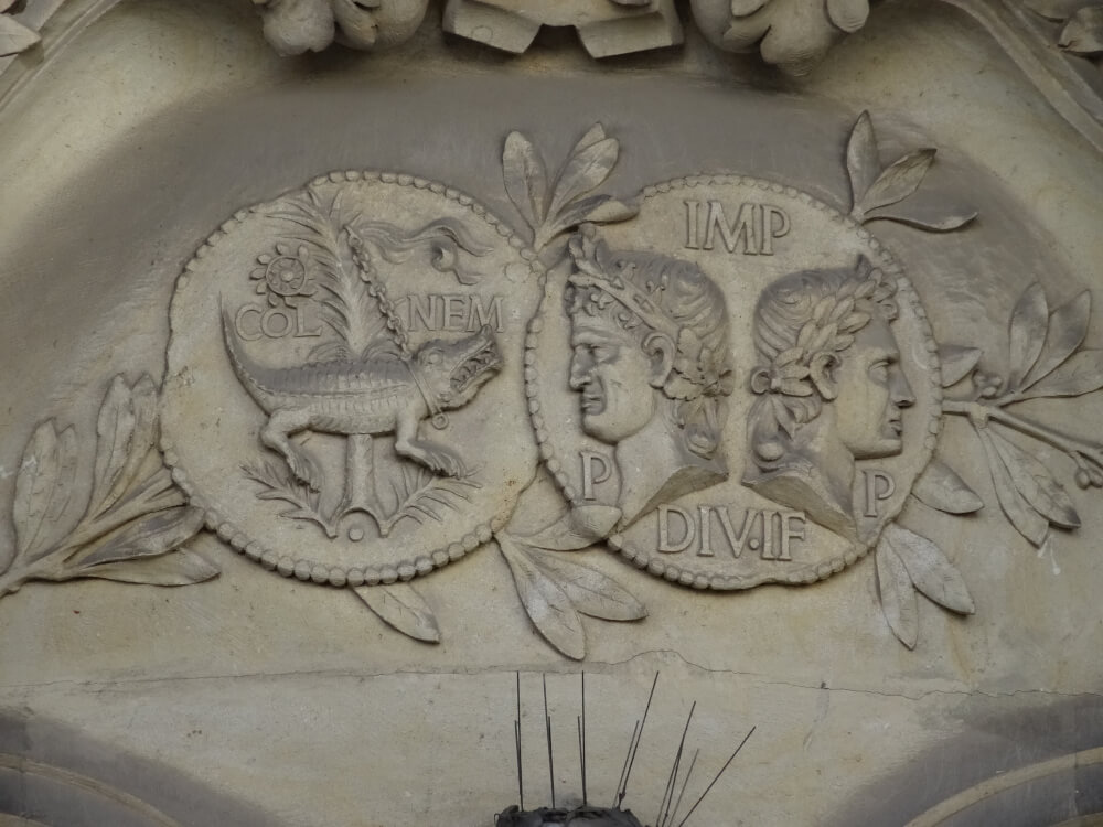 Nîmes ist stolz auf seine Vergangenheit: Besonders das berühmte As des Augustus findet man überall. Hier im Fassadenschmuck des Musée des Beaux-Arts. Foto: KW. Nîmes ist stolz auf seine Vergangenheit: Besonders das berühmte As des Augustus findet man überall. Hier im Fassadenschmuck des Musée des Beaux-Arts. Foto: KW.