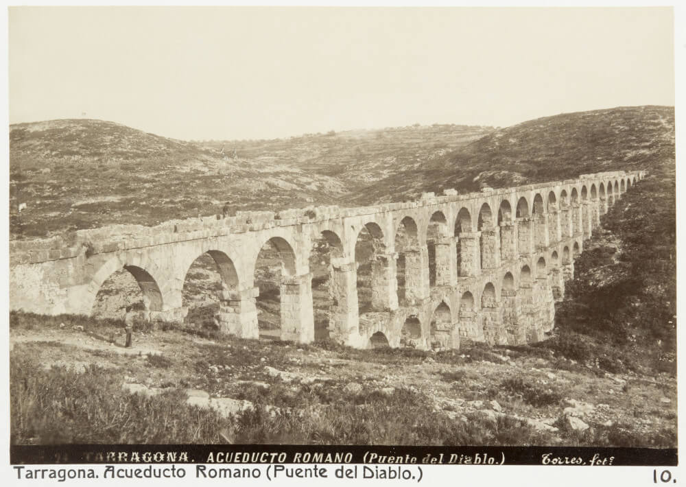 Die Teufelsbrücke oder „Puente del Diablo“, wie der römische Aquädukt von Tarragona genannt wurde. Foto: Johanna Kempes von 1895. Die Teufelsbrücke oder „Puente del Diablo“, wie der römische Aquädukt von Tarragona genannt wurde. Foto: Johanna Kempes von 1895.