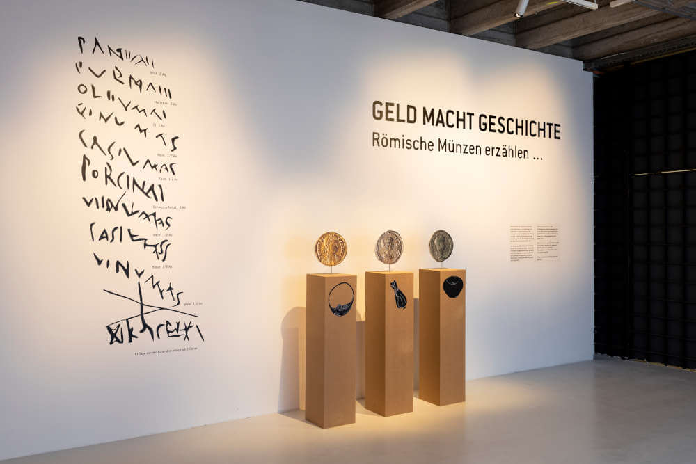 Der Eingangsbereich zur Ausstellung „geld macht geschichte“ im Zeughaus. © Maria Kirchner.