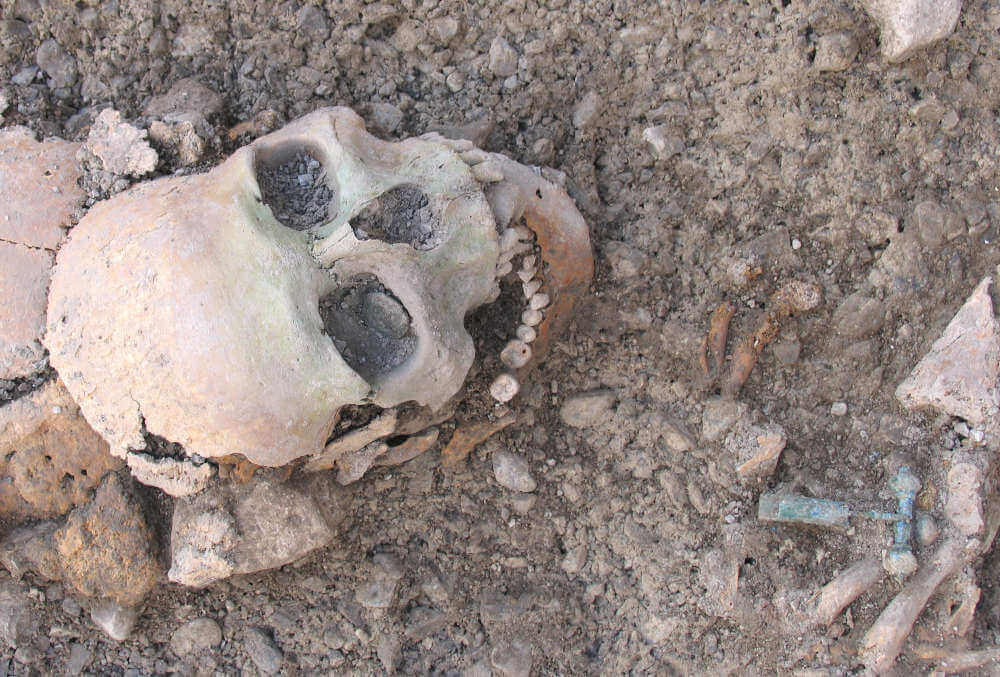 Zirl – Meilstraße, Grab 20, der Fundort eines Charonspfennig: Eine Münze lag in der rechten Augenhöhle, im linken Kopf-Schulterbereich befand sich eine weitere, 4. Jahrhundert n. Chr. © TLM.