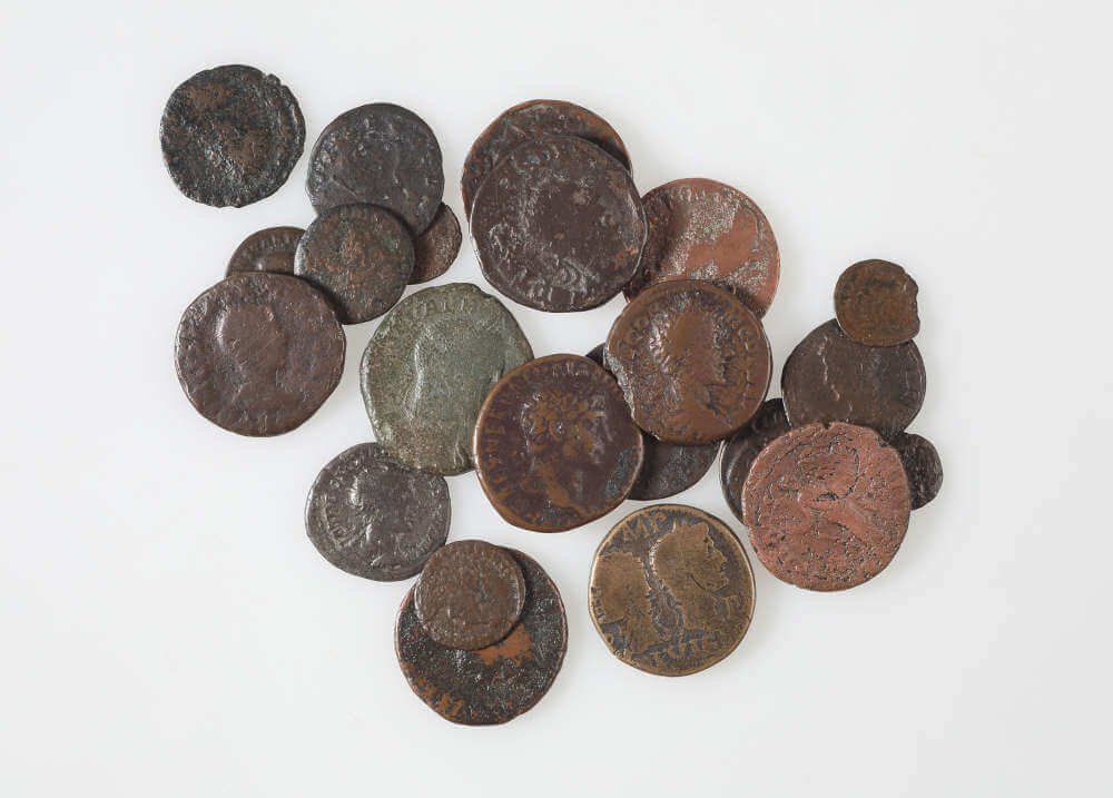 Aus dem Quellheiligtum geborgene Münzen als Opfergaben, 1.–4. Jahrhundert n. Chr. Fundort: Olang – Bad Bergfall. © TLM.