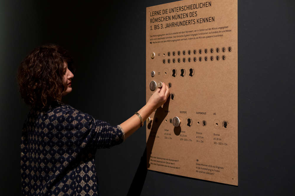 Interaktive Stationen machen das Thema der Ausstellung für Besucher*innen jeden Alters greifbar. © Maria Kirchner.