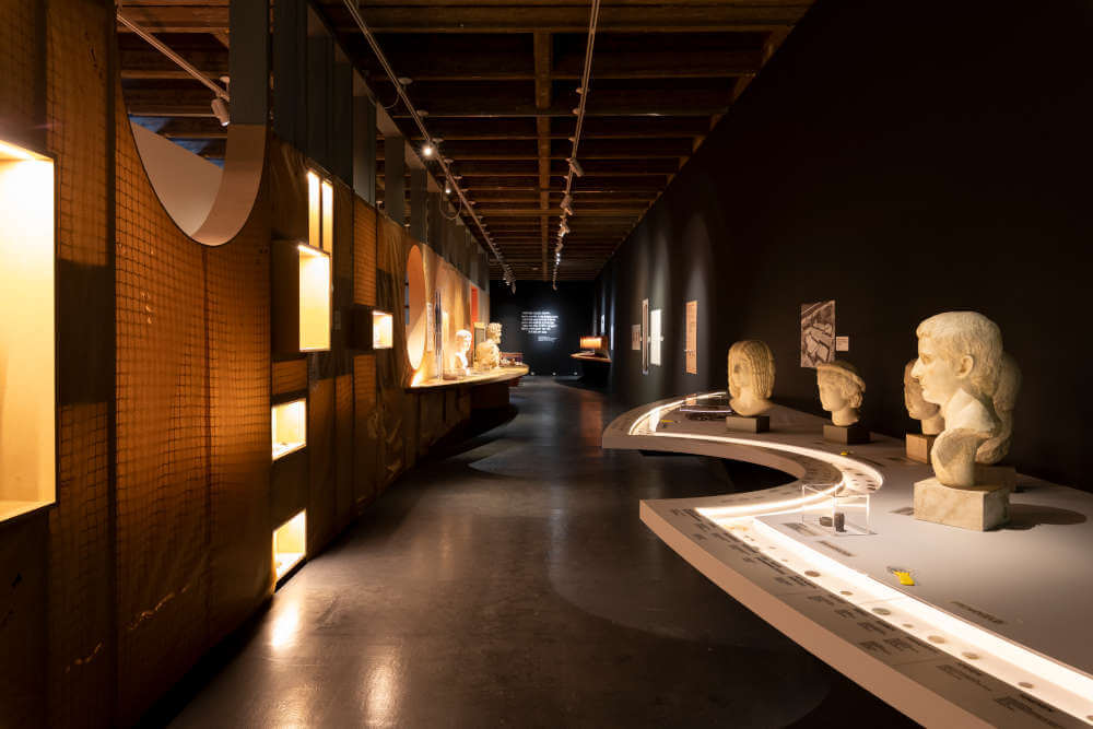 Blick in die Ausstellung „geld macht geschichte“ im Zeughaus. © Maria Kirchner.