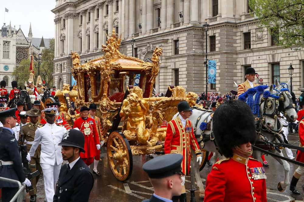 Charles III. und seine Gemahlin Camilla während der Krönungsprozession in der goldenen Staatskutsche. Foto: Katie Chan via Wikimedia Commons / CC BY-SA 4.0.