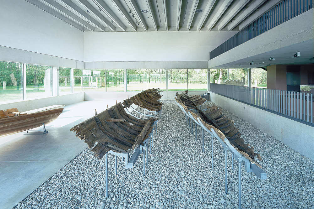 Die römischen Schiffswracks von Oberstimm in der Dauerausstellung des kelten römer museums. © Foto: Michael Heinrich.