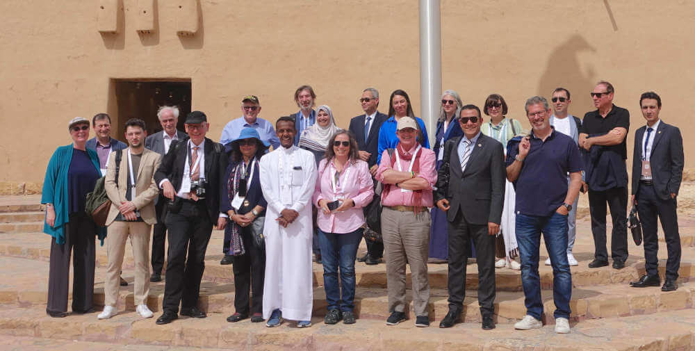 Ein kleiner Teil der Redner bei ihrem Ausflug zum Fort Masmak, das als Geburtsort des modernen Saudi Arabien gilt. Foto: ©MünzenWoche.