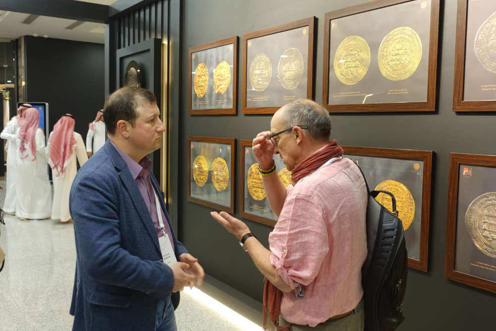 Wo Numismatiker sind, gibt es sofort Fachgespräche: Aram Vardanyan aus Armenien im Gespräch mit Alberto Canto aus Spanien. Foto: UK.