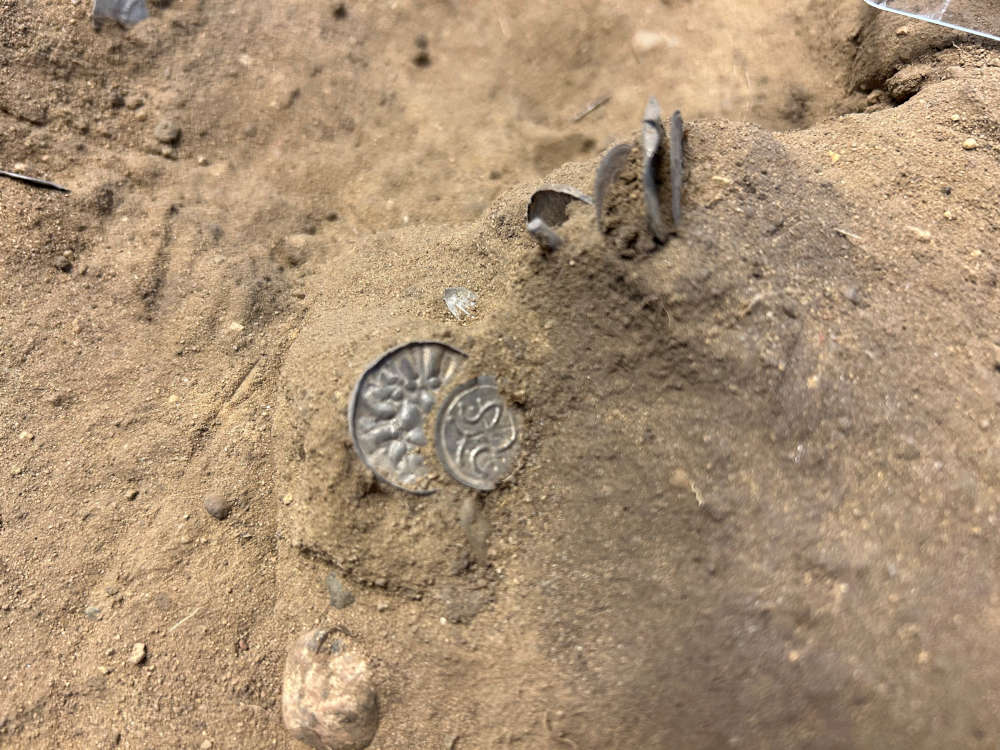 Unter den rund 300 gefundenen Silberstücke befinden sich etwa 50 ganze Münzen. Foto: Nordjyske Museer, Dänemark.