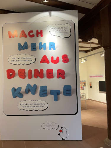 Blick in die Ausstellung „Mach mehr aus deiner Knete“ – 200 Jahre Sparkasse Schweinfurt. Foto: Katharina Christ.