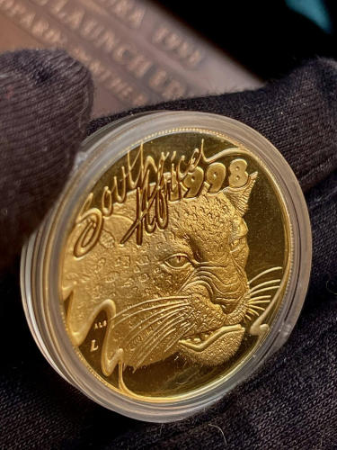 South Africa. Natura Leopard 1998, 1 ounce, gold, Proof. Londolozi special issue. Photo: RareCoin.