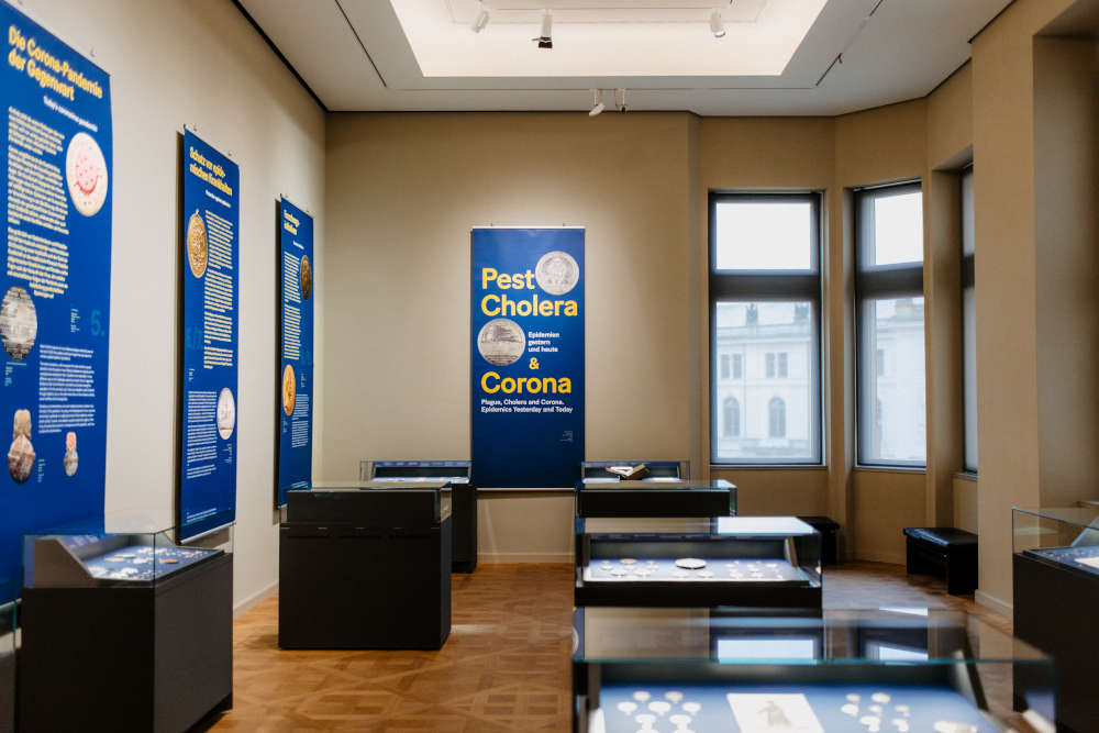 Die Ausstellung präsentiert Münzen und Medaillen, die Epidemien und Seuchen, aber auch wichtige Ärzte und Wissenschaftler zu Thema haben. © Staatliche Kunstsammlungen Dresden, Foto: Anna Werner.