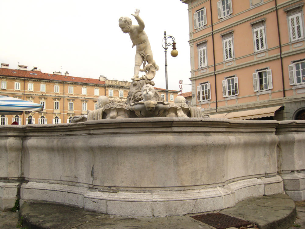 Triests Piazza del Ponterosso ist um eine Attraktion reicher: Noch nicht im Bild, das Monument in Form eines gigantischen Maria-Theresia-Talers. Foto: Tiesse.