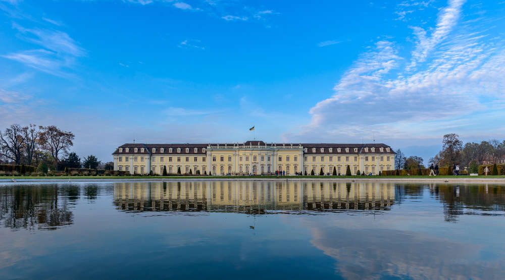 Das Forum am Schlosspark, in dem die Münzmesse stattfindet, ist nur fünf Gehminuten entfernt vom wundervollen Ludwigsburger Residenzschloss. Foto: Wolfgang Vogt via Pixabay.