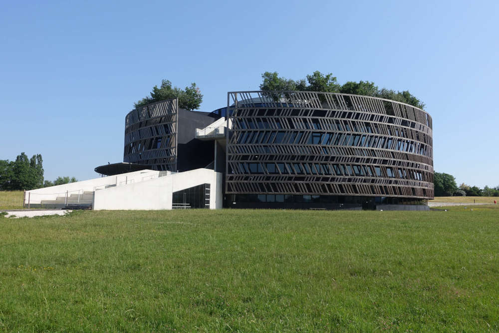 Das moderne Gebäude, in dem die Ausstellung des MuséoParc Alésia gezeigt wird. Foto: KW.