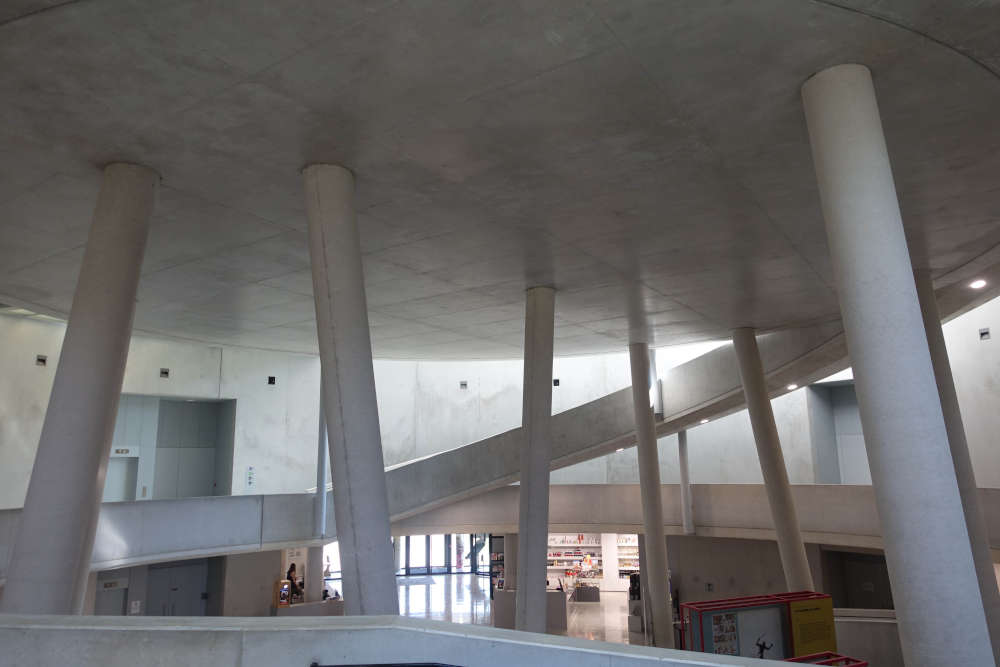 Und hier „beschwört die Asymmetrie des Erdgeschosses“ das „Chaos der Belagerung“ herauf – so zumindest die Beschreibung der Architektur im Museumsführer. Foto: KW.