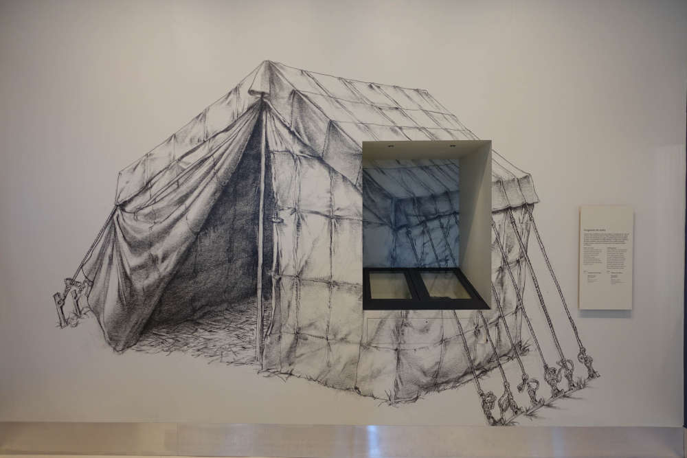 There are no boring showcases at MuséoParc. They make a point of presenting objects in such a way that their meaning can be understood without extensive texts. The showcase in which this tent peg is exhibited is included in the drawing of a tent. Photo: KW.