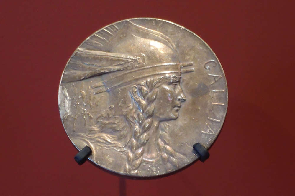 Female and male Gallic people on medals – of course with winged helmet. Photo: KW.