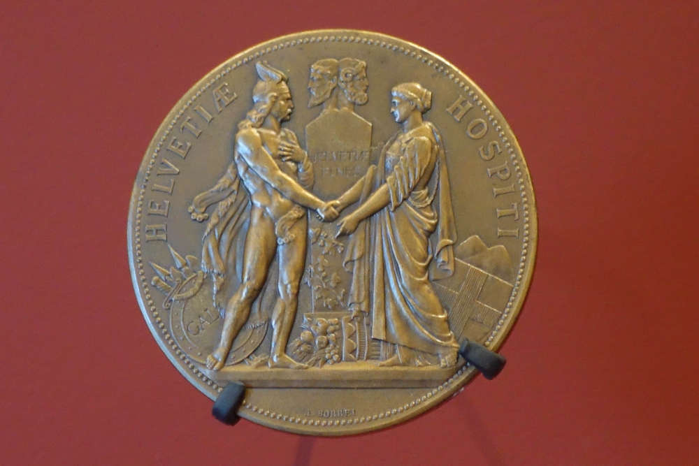 Female and male Gallic people on medals – of course with winged helmet. Photo: KW.