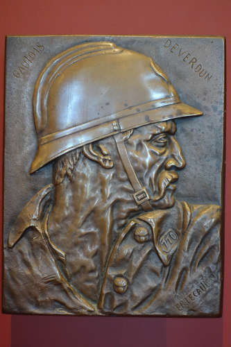  Diesmal zwar ein „moderner“ Helm – aber ein Verteidiger in den Schützengräben von Verdun kann nur ein echter Gallier sein, wie in der Ecke links oben zu lesen. Foto: KW.