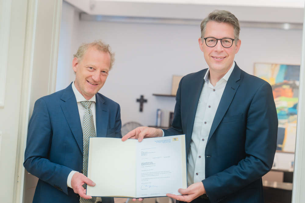 Kunstminister Markus Blume (r.) mit dem neuen Leiter der Münzsammlung München, Dr. Martin Hirsch (l.).