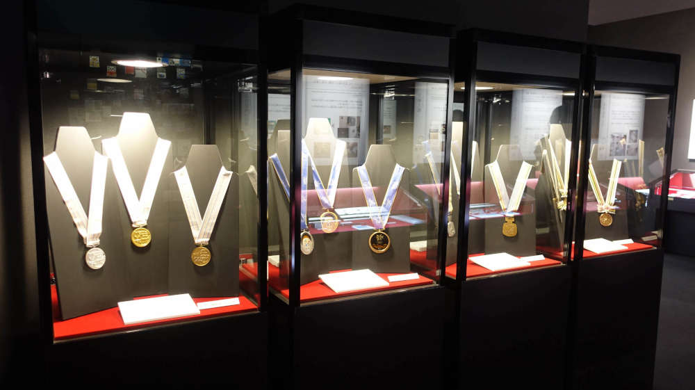 Die Japan Mint fertigte die Medaillen für alle in Japan durchgeführten Olympischen Spiele. Sie sind im Museum genauso zu sehen wie alle modernen japanischen Gedenkmünzen. Foto: UK.