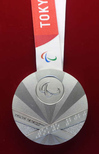 Die von der Japan Mint produzierte Medaille für die Paralympics ist auch in Braille-Schrift beschriftet. Foto: UK.
