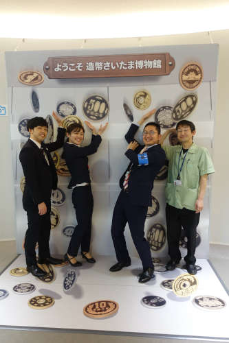 Es regnet Münzen: Unsere freundlichen Gastgeber (von links nach rechts) – Yushi Okudaira, Haruna Yaro, Mr. Ikeuchi und Mr. Kawano. Foto: UK.