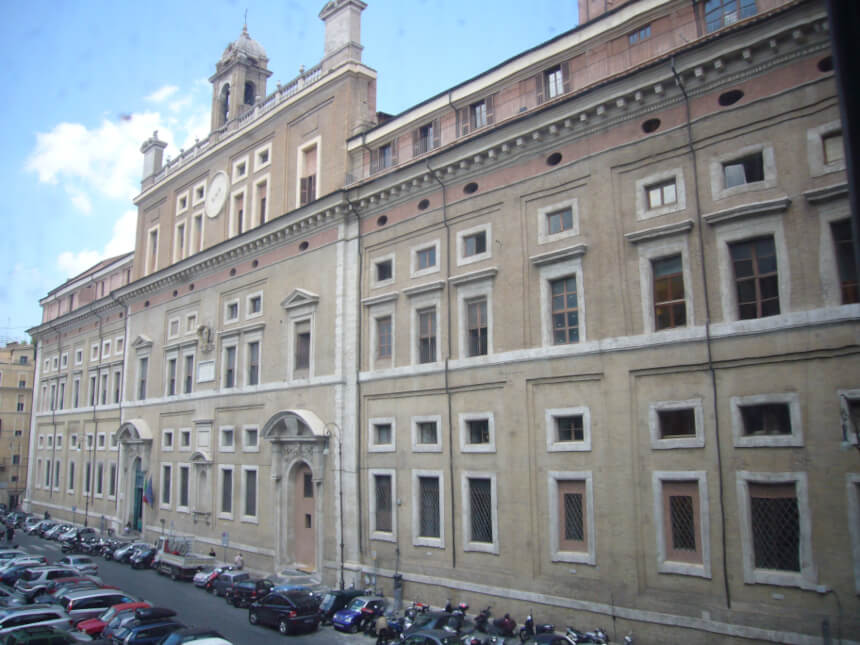Der Palazzo del Collegio Romano in Rom ist der Dienstsitz des Italienischen Kulturministeriums. Dessen Rechtsabteilung hat jetzt eine Stellungnahme abgegeben zur Frage, unter welchen Auflagen Münzen nach Italien eingeführt werden dürfen. Foto: Lalupa / CC BY-SA 3.0