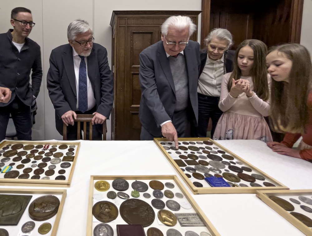 Thomas Würtenberger erläutert seiner Familie die Sammlung „Ius in nummis“, deren letzte Stücke im Januar 2023 dem Münzkabinett übergeben wurden. Foto: Franziska Vu.