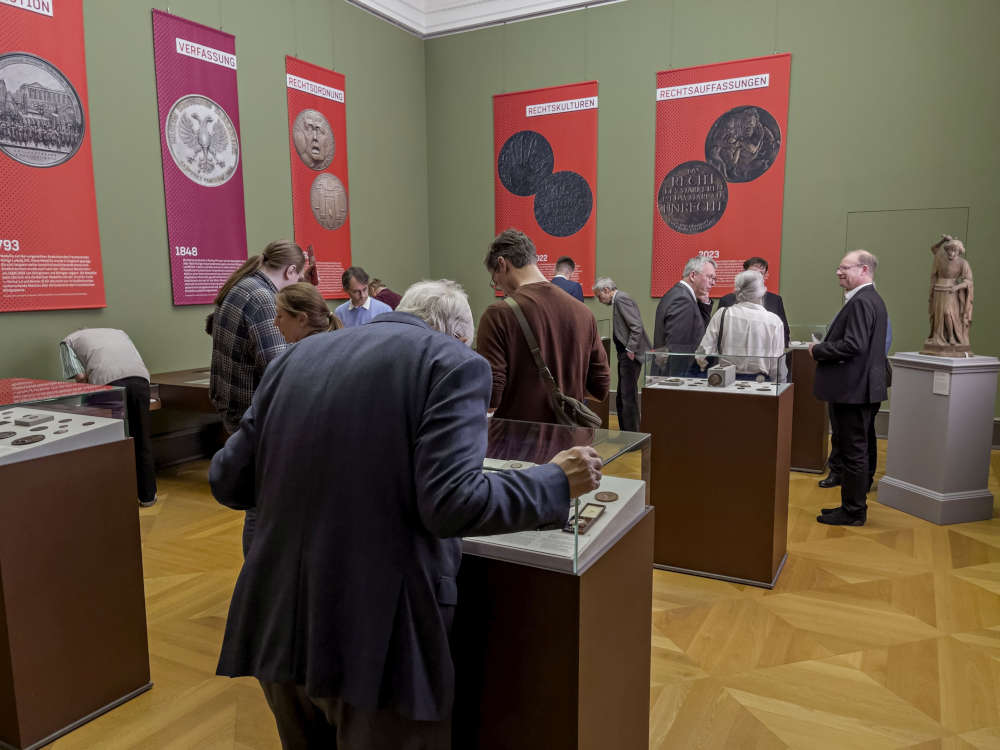 Ansichten des Ausstellungsraums am Eröffnungstag von „Ius in nummis“. Foto: Franziska Vu.