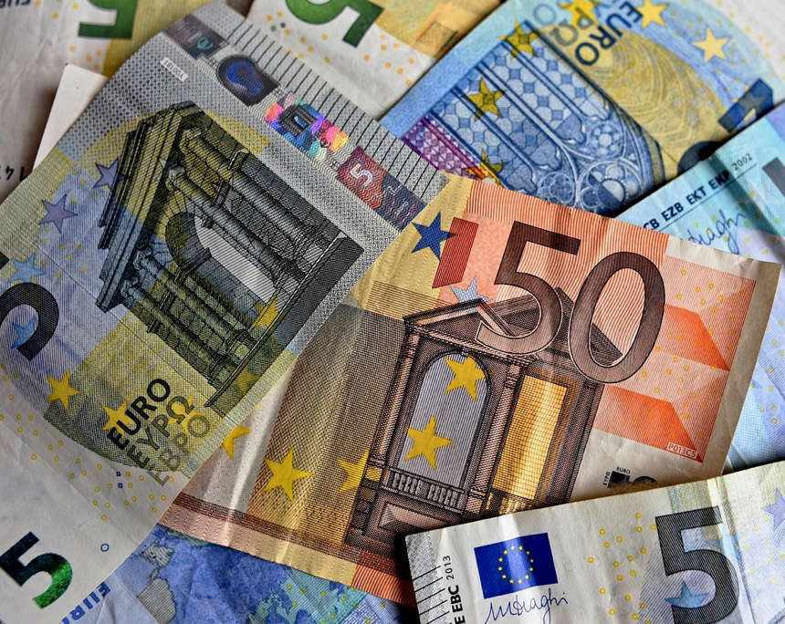 Euro banknotes are popular as a means of payment, but Europeans cannot really identify with them. The ECB wants to change that by 2026: with new banknotes. Image: Mabel Amber via Pixabay.