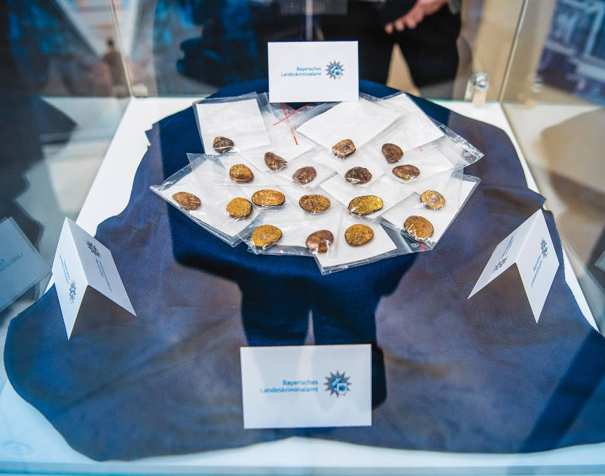 Bei einem der Verdächtigen fanden die Ermittler 18 Goldklumpen. Deren Materialzusammensetzung deutet darauf hin, dass sie aus dem Keltenschatz stammen könnten. Foto: Bayerisches Landeskriminalamt.