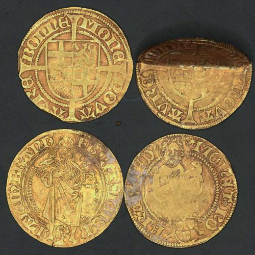 Die vier gefundenen Goldmünzen. © Landesamt für Denkmalpflege und Archäologie Sachsen-Anhalt, Christian Heinrich Wunderlich.