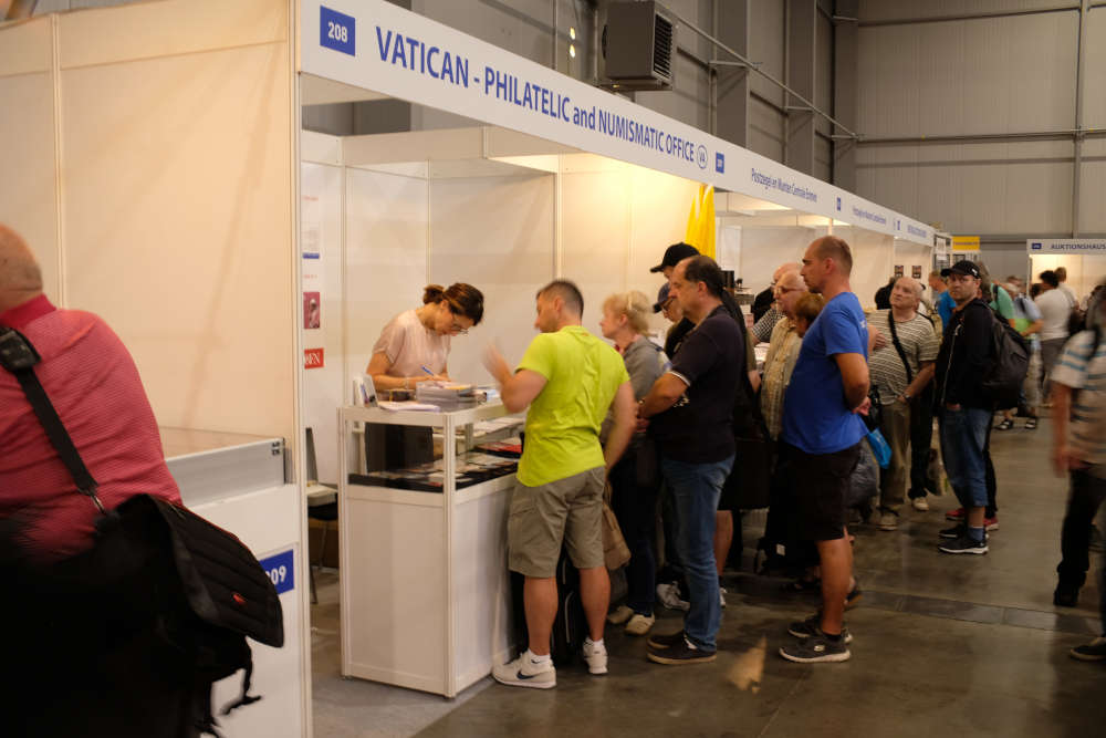 A long queue gathered at the booth of the sales point for Vatican coins. Photo: BS