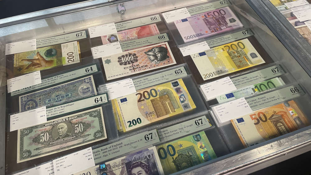 During the autumn show of the MIF, everything was on display that any banknote collector's heart could desire. Here for example, euro banknotes...
