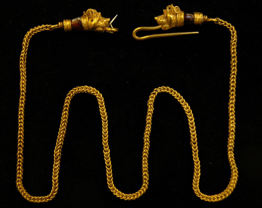 Eine griechische Goldhalskette mit gehörnten Löwenköpfen an den Enden. Nein, dieses Objekt ist nicht verschwunden, es wird allerdings vom British Museum als Beispiel geführt für ein Objekt, dass den vermissten Objekten ähnelt. Foto: Trustees of the British Museum.