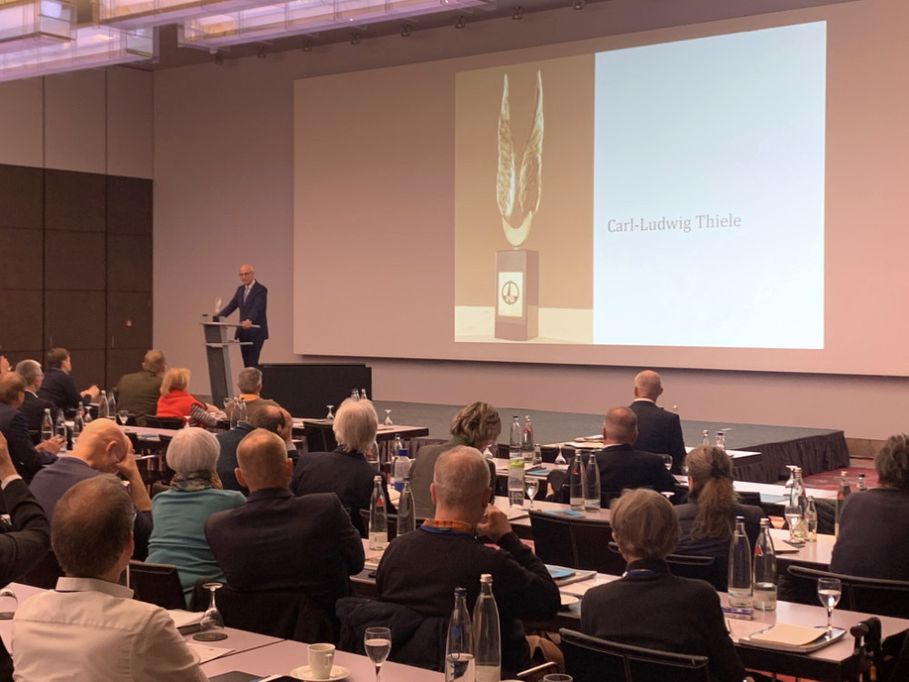 Der frühere Bundesbank-Vorstand Carl-Ludwig Thiele nahm den Preis der Deutschen Edelmetallgesellschaft für sein Engagement zur Rückführung der deutschen Goldreserven entgegen. Foto: Sebastian Wieschowski.