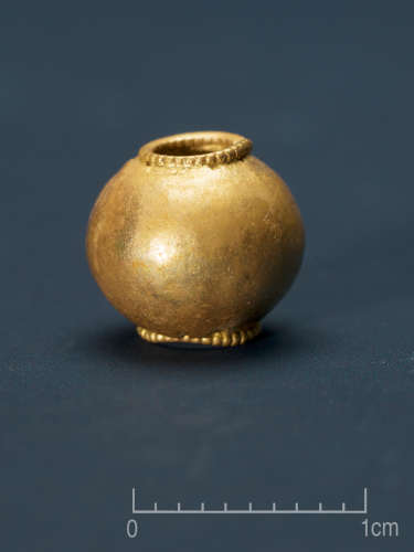 One of ten gold beads found by Erlend Bore on Rennesy, Stavanger municipality. © Annette Græsli Øvrelid, The Museum of Archaeology, University of Stavanger.