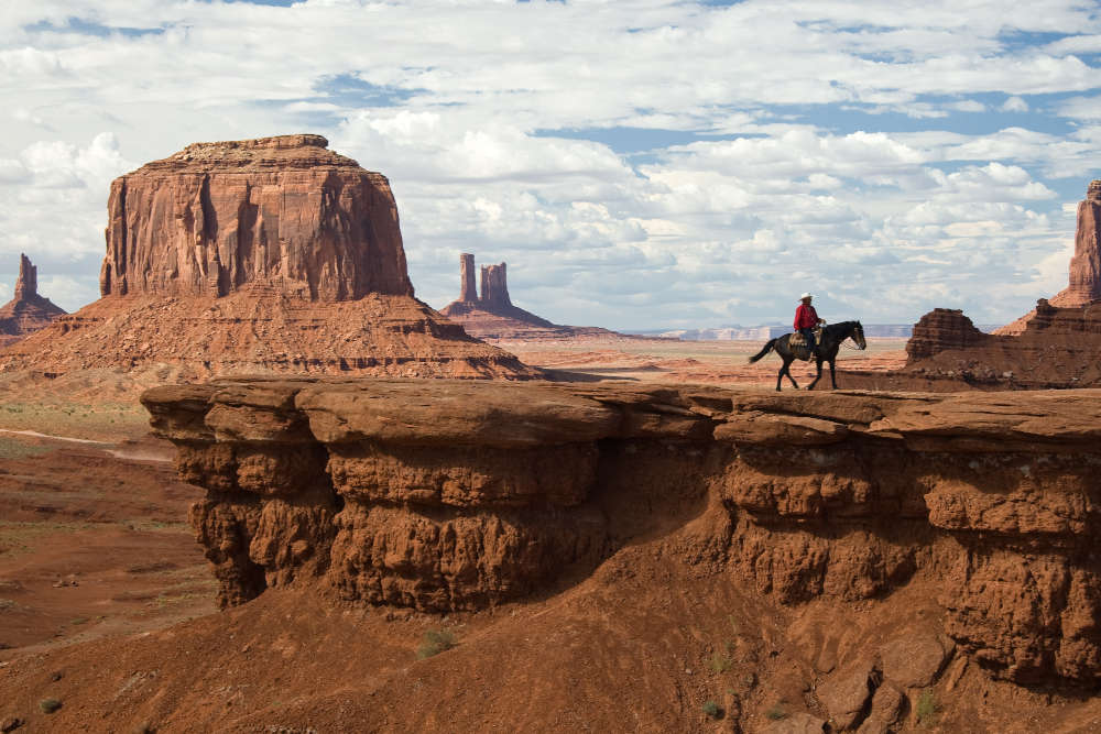 John Ford’s Point in Monument Valley, popular filming location for westerns in the border area between the US states of Utah and Arizona, in the background the Merrick Butte. Photo: Luca Galuzzi via Wikimedia Commons / CC BY-SA 2.5.