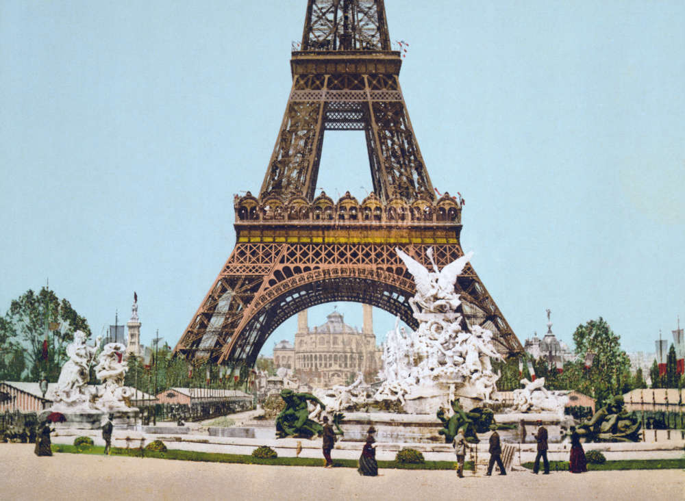 Ein Photochromdruck zeigt den Eiffelturm während der Weltausstellung 1889. Foto: Wikimedia Commons / Gemeinfrei.