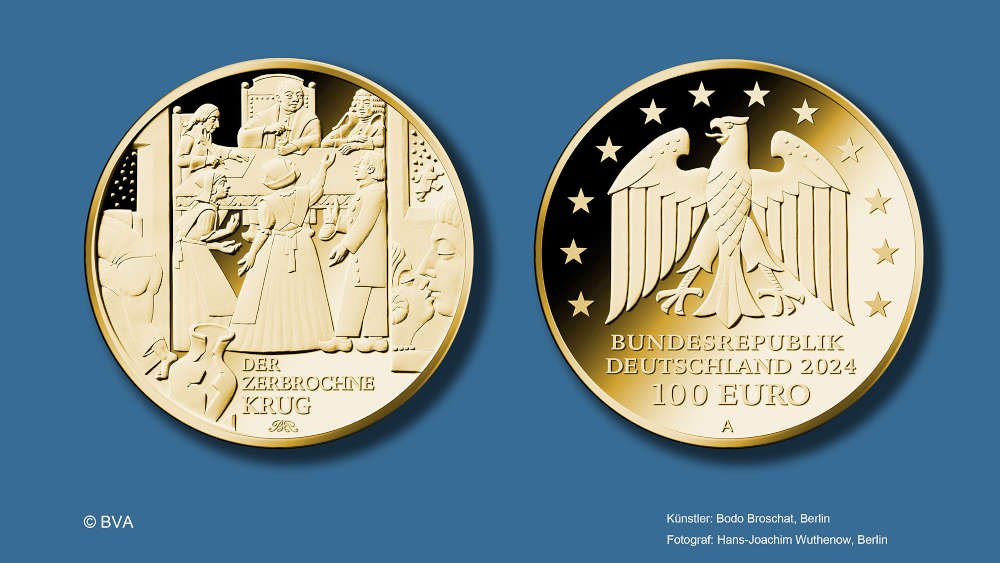 Die neue 100-Euro-Münze „Der zerbrochne Krug“ in Gold wird im Oktober 2024 ausgegeben werden. Foto: © BVA, Fotograf: Hans-Joachim Wuthenow, Berlin. Künstlerin: Bodo Broschat, Berlin.