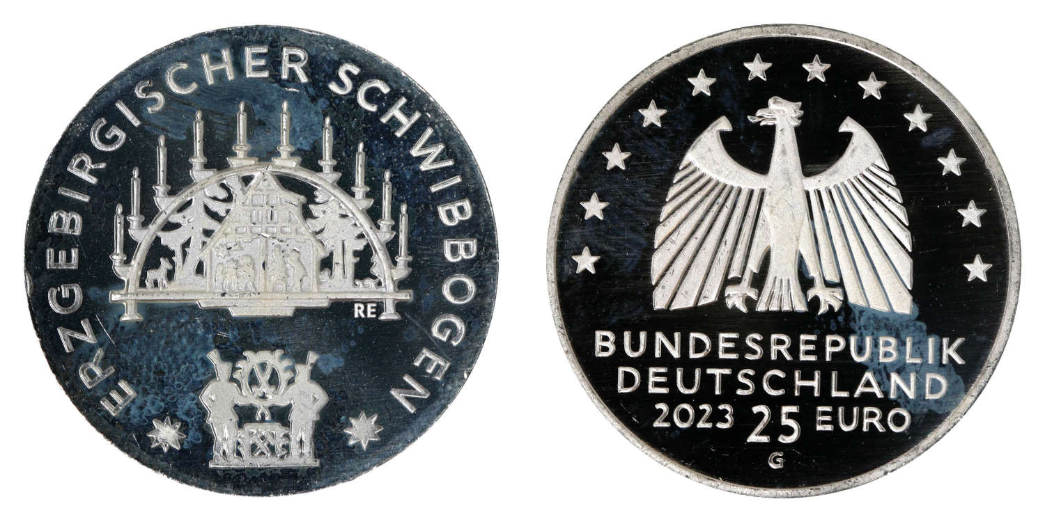 Kratzer, Dellen, Milchflecken: Beim Anblick dieses Exemplars der 25-Euro-Silbermünze mag nicht so recht Weihnachtsstimmung aufkommen. Foto: Sebastian Wieschowski.