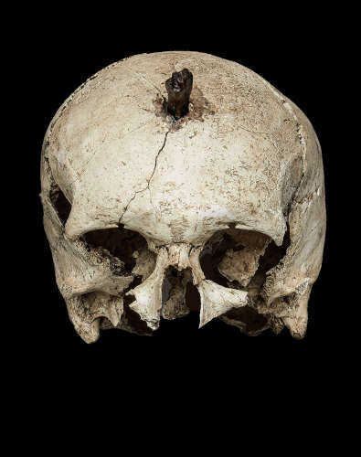 Menschlicher Schädel mit Nagel. Bein, Eisen, 3. Jahrhundert v. Chr., aus Puig de Sant Andreu, Ullastret. © Museu d’Arqueologia de Catalunya.