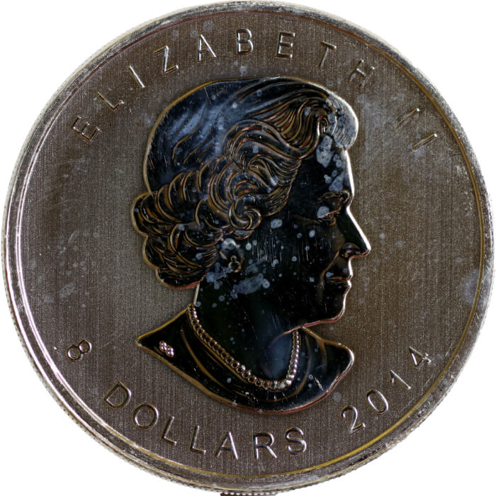 Viele Anleger haben sich an Milchflecken auf Silberanlagemünzen längst gewöhnt. Auffällig ist, dass dieses Phänomen auf Silbermünzen aus vielen Ländern und Produktionsstätten auftritt. Foto: Sebastian Wieschowski.