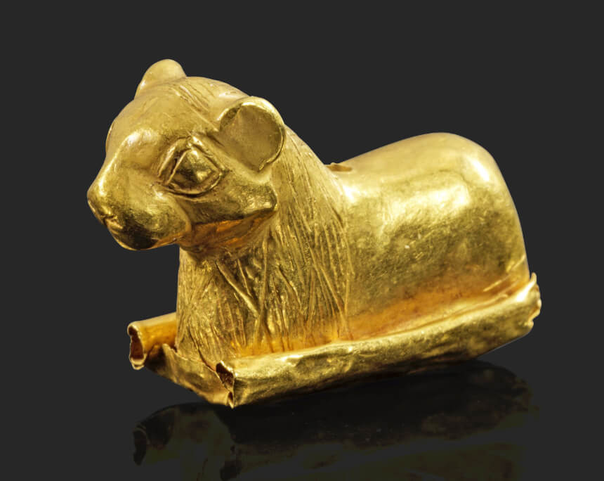 Los 454: Perle in Form eines liegenden Löwen aus Goldblech. Vorderasien, ca. 18. Jh. v. Chr. L. 2,5 cm, 5,33 g. Taxe € 5.000.