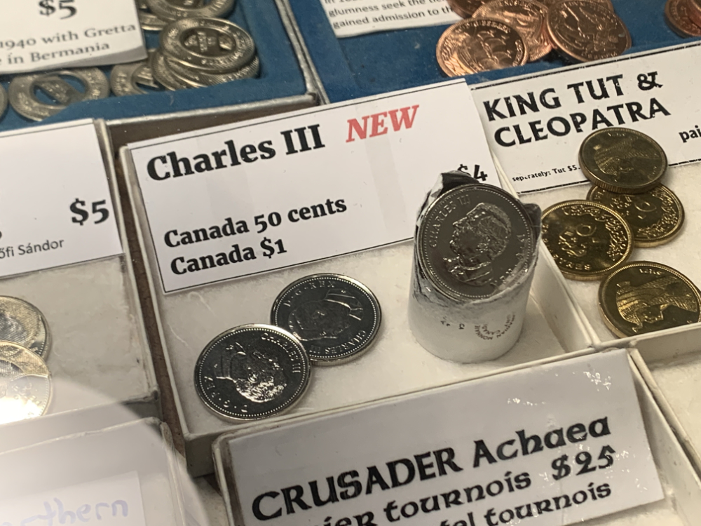 Ein einsamer König: Prägefrische Münzen mit dem Bildnis von Charles III. waren auf der NYINC naturgemäß ein seltener Anblick. Foto: Sebastian Wieschowski.