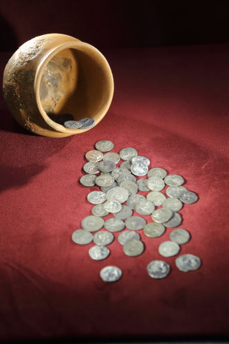 Das Keramikbehältnis, in dem die Münzen vergraben waren, wurde ebenfalls restauriert und konnte in der Ausstellung präsentiert werden. Foto: Alberto Cecio.